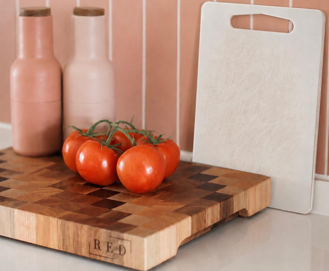 Houten snijplank vs kunststof: wat is beter voor je messen?